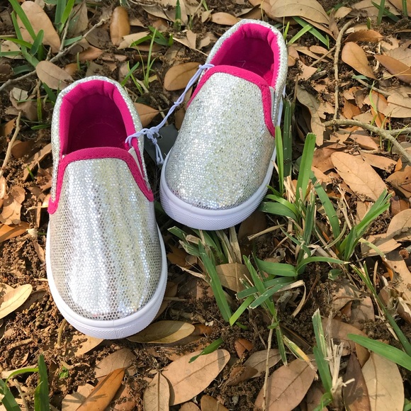 🔥🔥SALE🔥🔥Sparkly silver size 5 toddler shoes - Picture 2 of 3